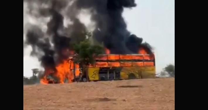 కర్ణాటకలో ఘోర బస్సు ప్రమాదం.. ఆరుగురు సజీవ దహనం